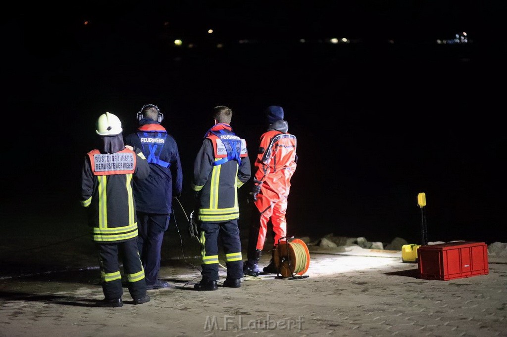 PKW im Rhein Koeln Merkenich neben dem Hitdofer Faehranleger P07.jpg